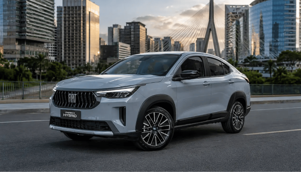 Fiat Fastback Impetus Híbrido 2026 cinza em avenida urbana com prédios ao fundo