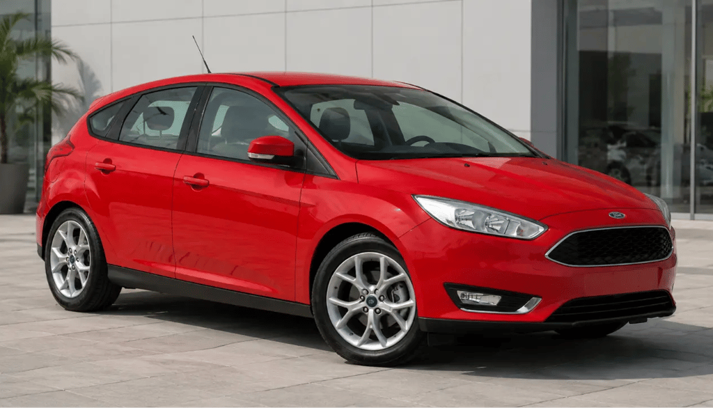 Ford Focus Hatch 2019 vermelho em showroom moderno com vista frontal em três quartos
