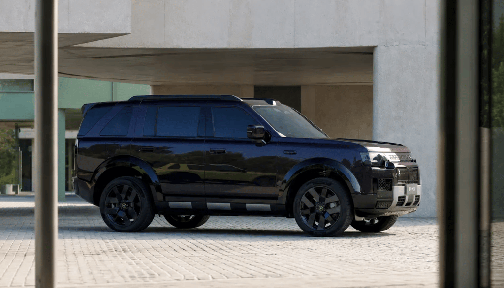 Freelander 8 preto estacionado em frente a edifício moderno com design robusto