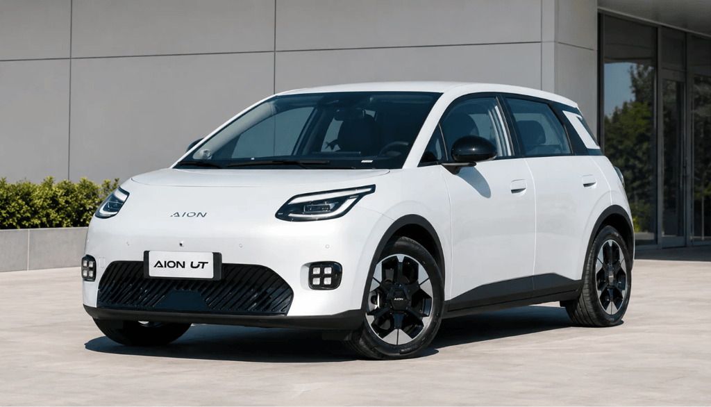 GAC Aion UT branco em showroom externo moderno