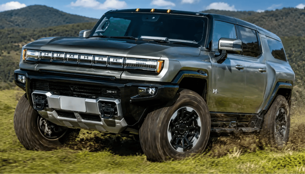 GMC Hummer EV em trilha off-road com destaque para a tecnologia Crab Walk