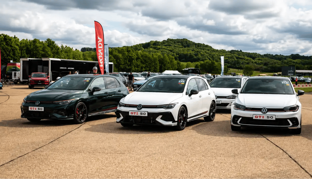 Volkswagen Golf GTI Edition 50 reunido em evento que celebra os 50 anos do ícone