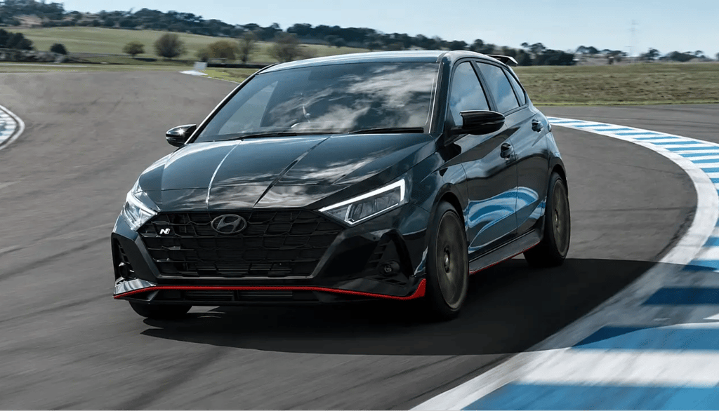 Hyundai i20 N Shadow Edition em pista durante a despedida da série limitada