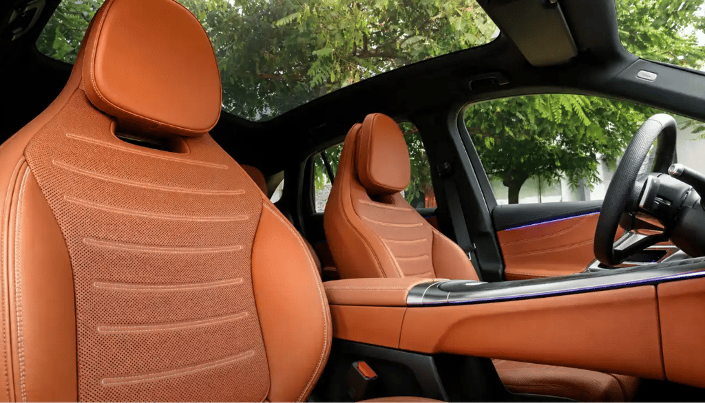 Interior de carro de luxo com revestimento em couro vegano marrom e teto panorâmico