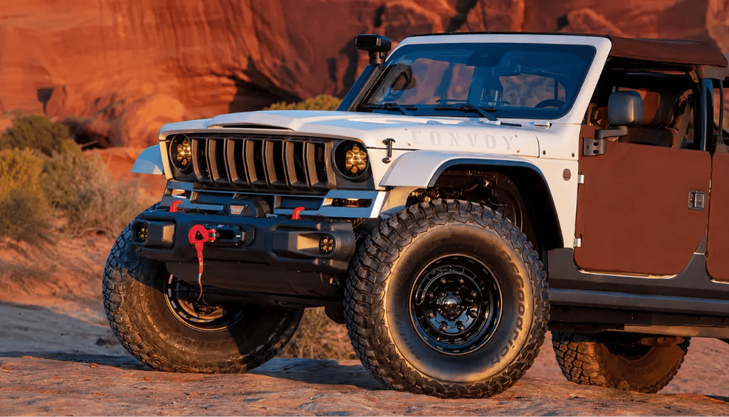 Jeep Scrambler SRT conceito em cenário desértico com visual off-road retrô.