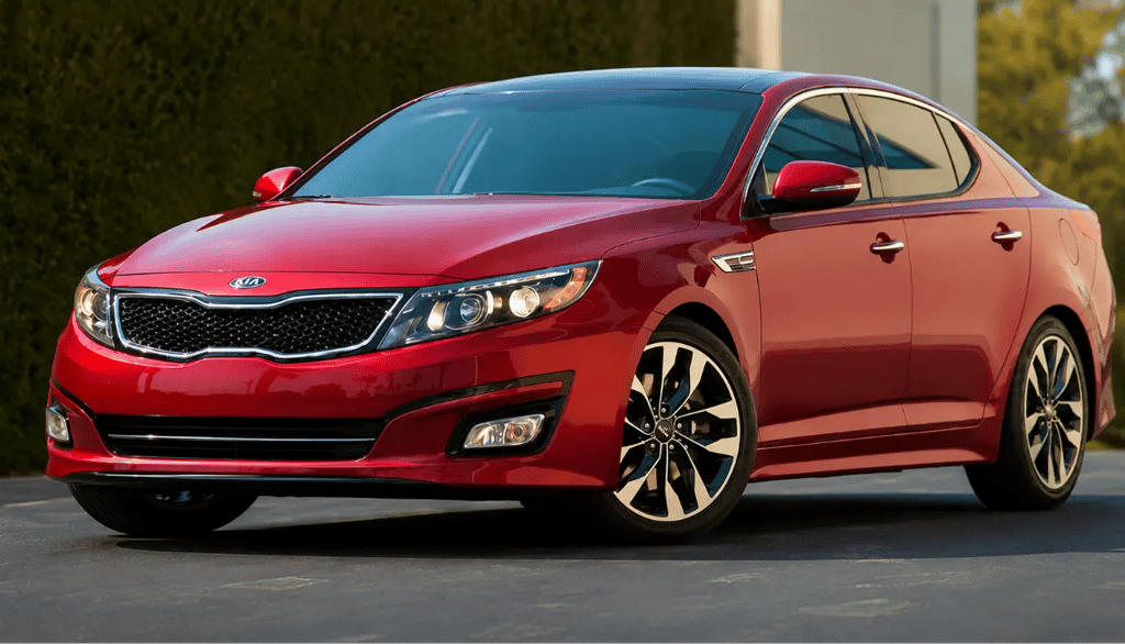Kia Optima 2015 vermelho estacionado com visual elegante de sedã executivo