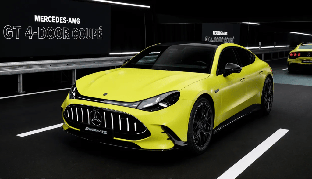 Mercedes-AMG elétrico amarelo de 1.153 cv com visual esportivo e design futurista em estúdio escuro