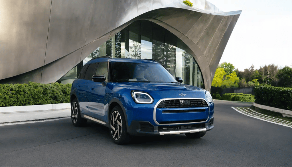 MINI Countryman azul estacionado diante de edifício moderno com design futurista