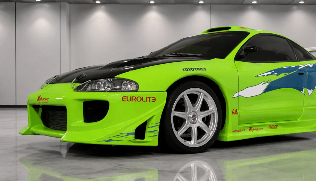 Mitsubishi Eclipse verde personalizado em showroom com visual inspirado em Velozes e Furiosos