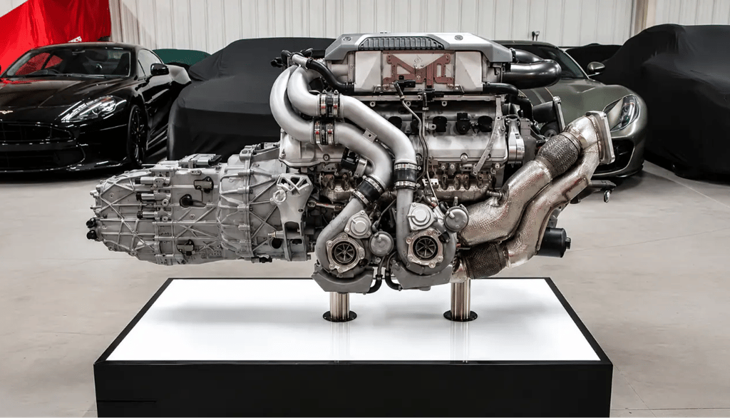 Motor W16 do Bugatti Chiron exposto em suporte de exibição para colecionadores