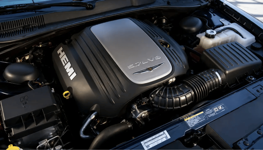 Motor V8 HEMI 5.7 litros em destaque no cofre do motor.