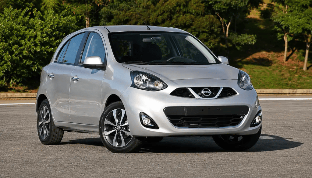 Nissan March 2020 prata visto de frente em 3/4 sem placa dianteira