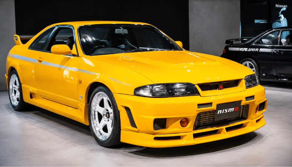 Nissan Skyline GT-R R33 Nismo 400R amarelo em exposição com body kit exclusivo