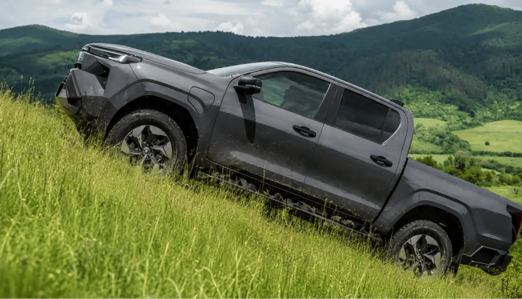Nova Hilux elétrica sobe colina em teste off-road com montanhas ao fundo