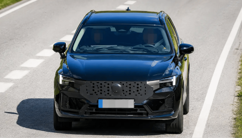 Novo Volvo XC60 híbrido é flagrado em testes com visual renovado na dianteira