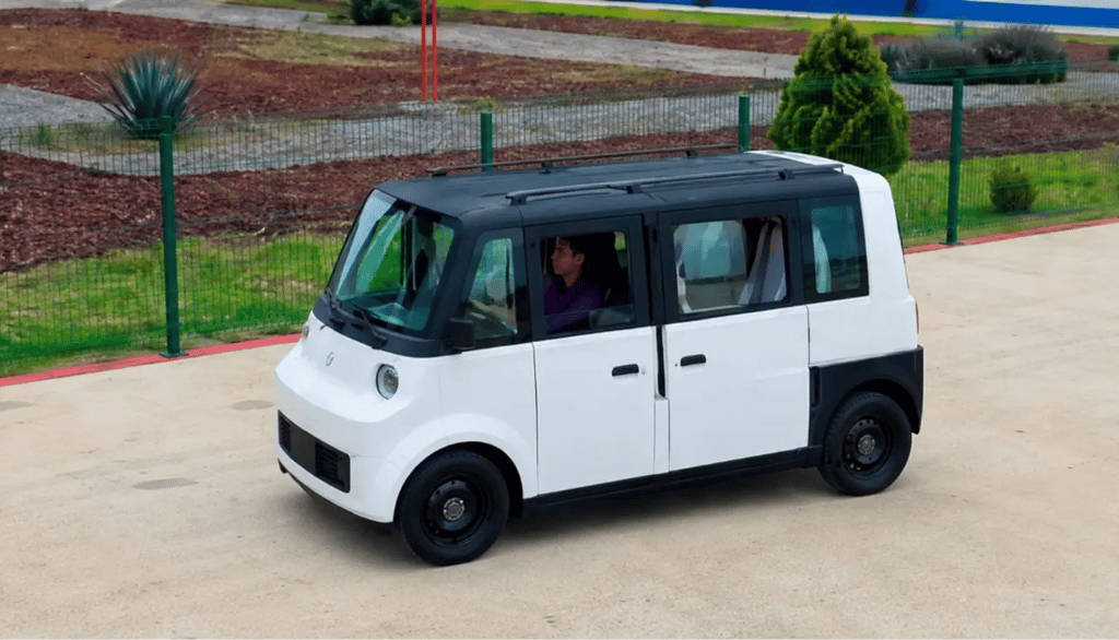 Olinia Uno elétrico mexicano de seis lugares circulando em área urbana durante testes