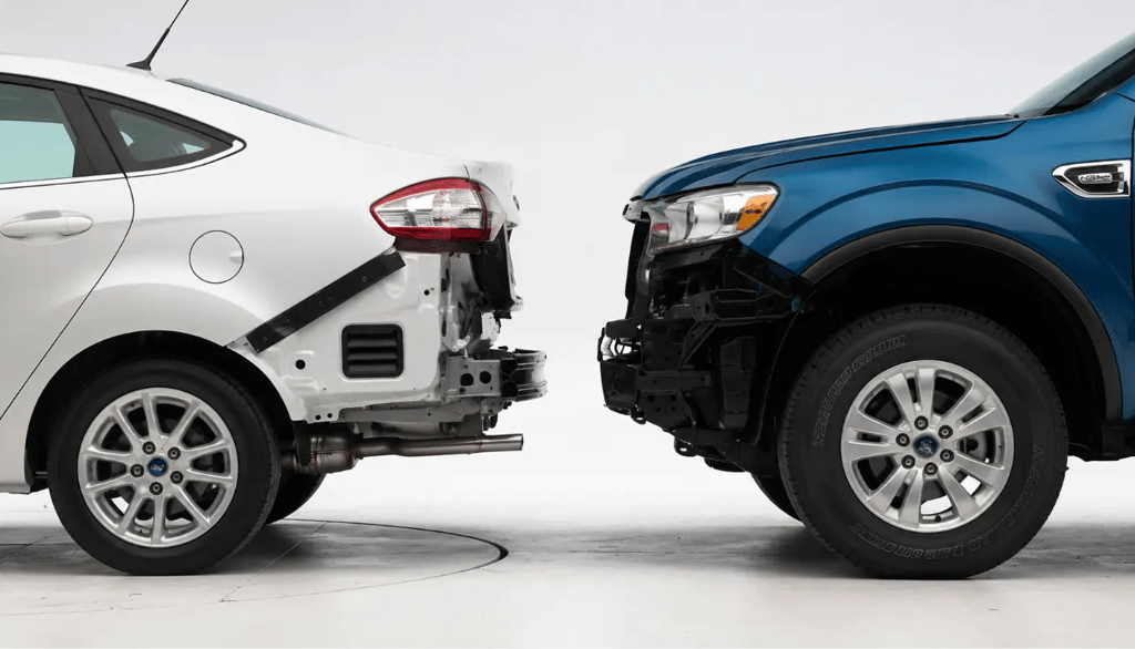 Carros da Ford sem para-choque em teste de colisão com nova tecnologia de impacto