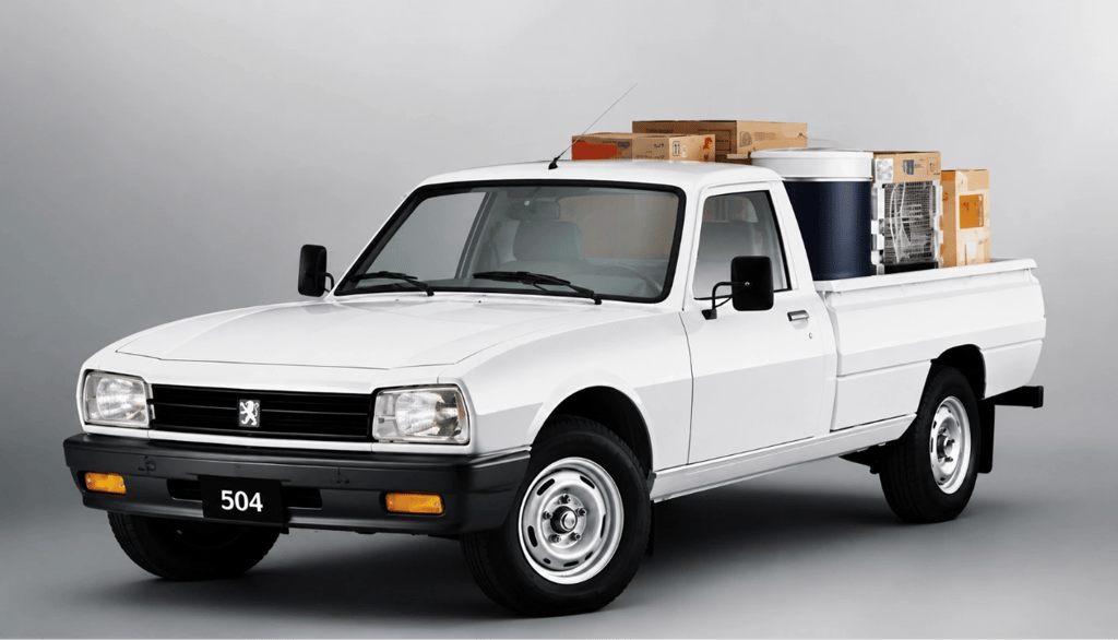 Peugeot 504 GD Pick-Up carregada em estúdio, vista frontal 3/4 com alta definição.
