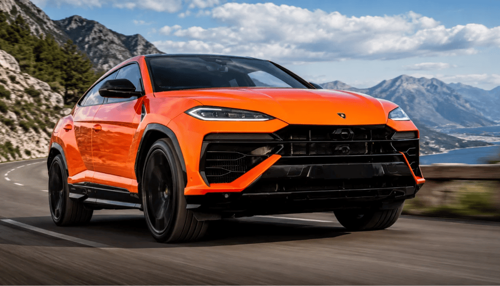 Novo Lamborghini Urus laranja sem placa dianteira em estrada montanhosa ao fundo