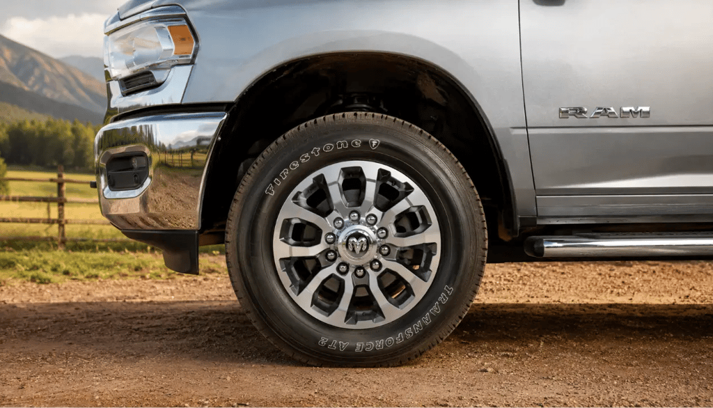 Roda de picape Ram 2500 envolvida em recall por limite de velocidade nos EUA.