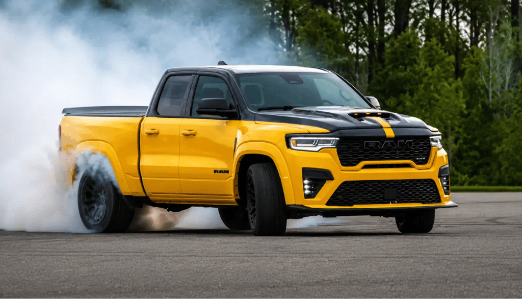 Ram Rumble Bee SRT amarela derrapando com fumaça dos pneus em pista aberta.