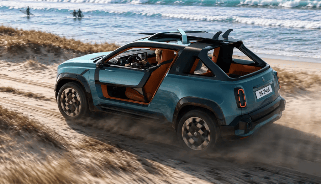 Renault 4 JP4x4 azul na praia com portas abertas e prancha sobre o teto.