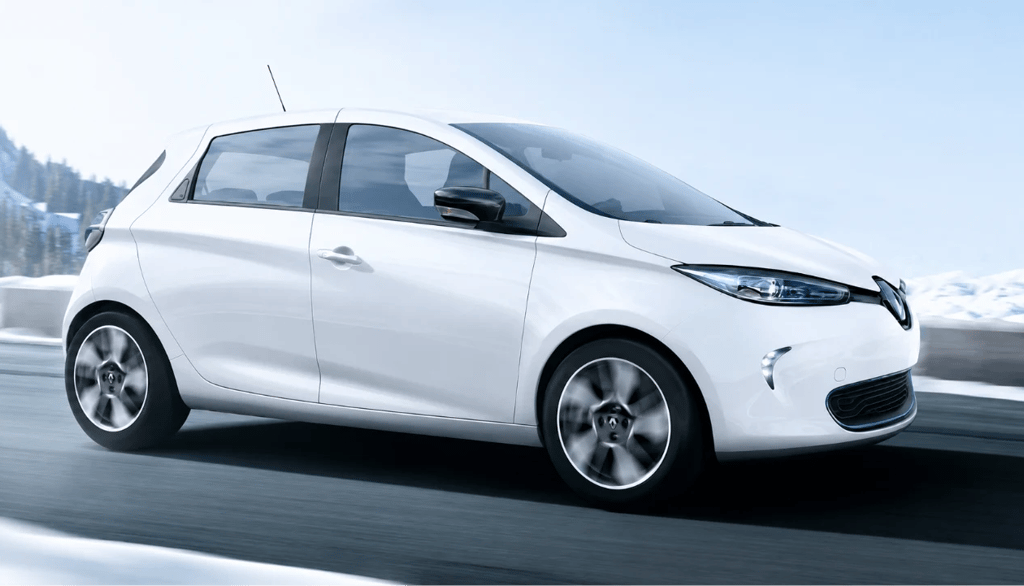 Renault Zoe elétrico branco rodando em estrada com cenário de inverno
