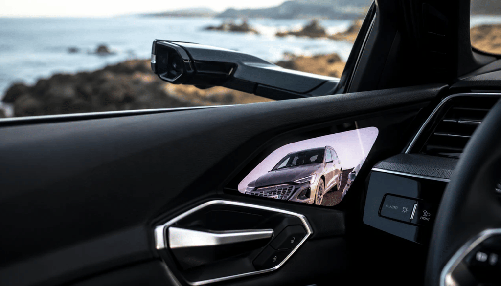 Retrovisor digital inteligente da GM exibindo câmera lateral dentro do carro.