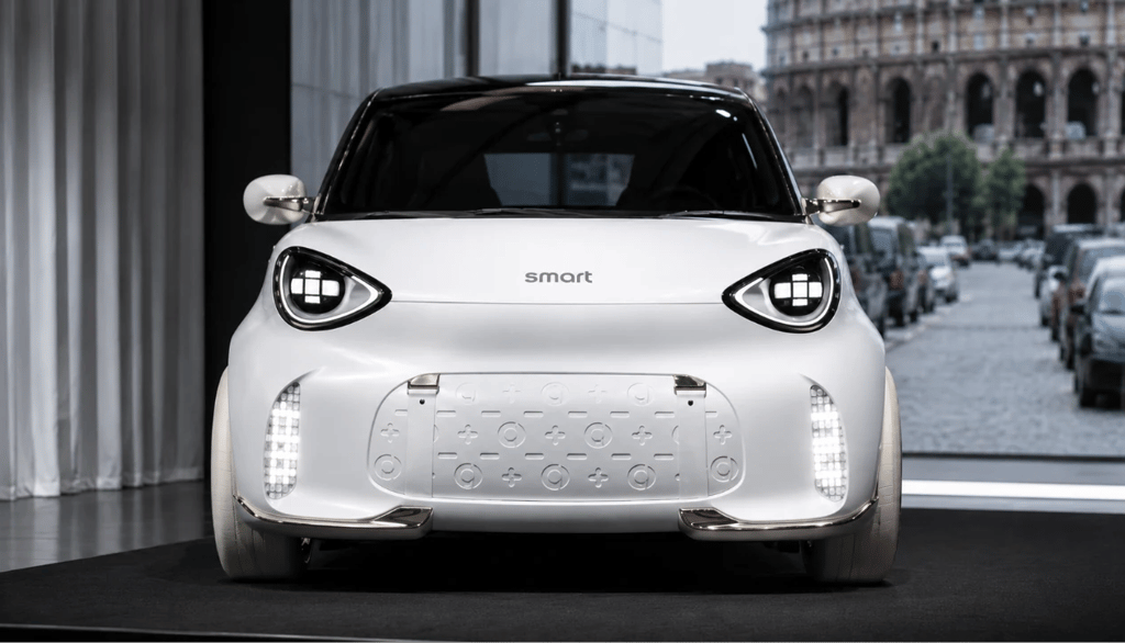 Smart #2 Concept visto de frente com design futurista e iluminação LED em showroom moderno.