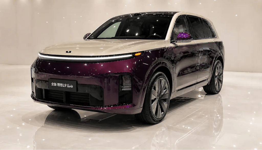suv grande chines em showroom moderno com piso brilhante e design futurista acessivel