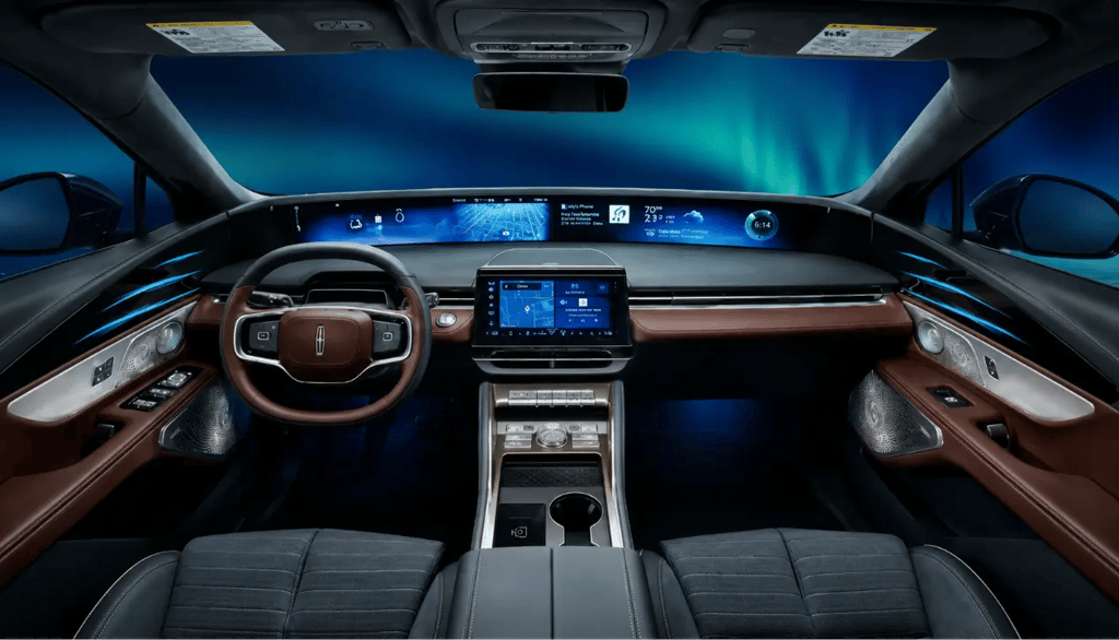 Painel de carro moderno com tela gigante ocupando quase toda a largura do painel