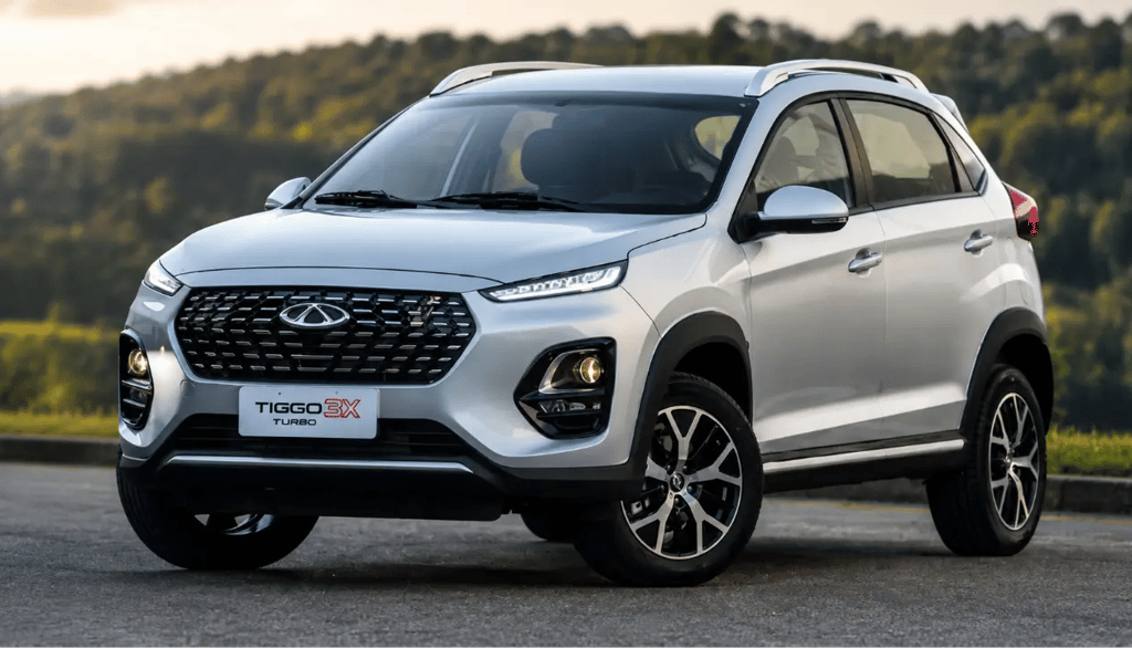 Tiggo 3X 2022 prata com motor turbo fotografado de frente em ambiente externo