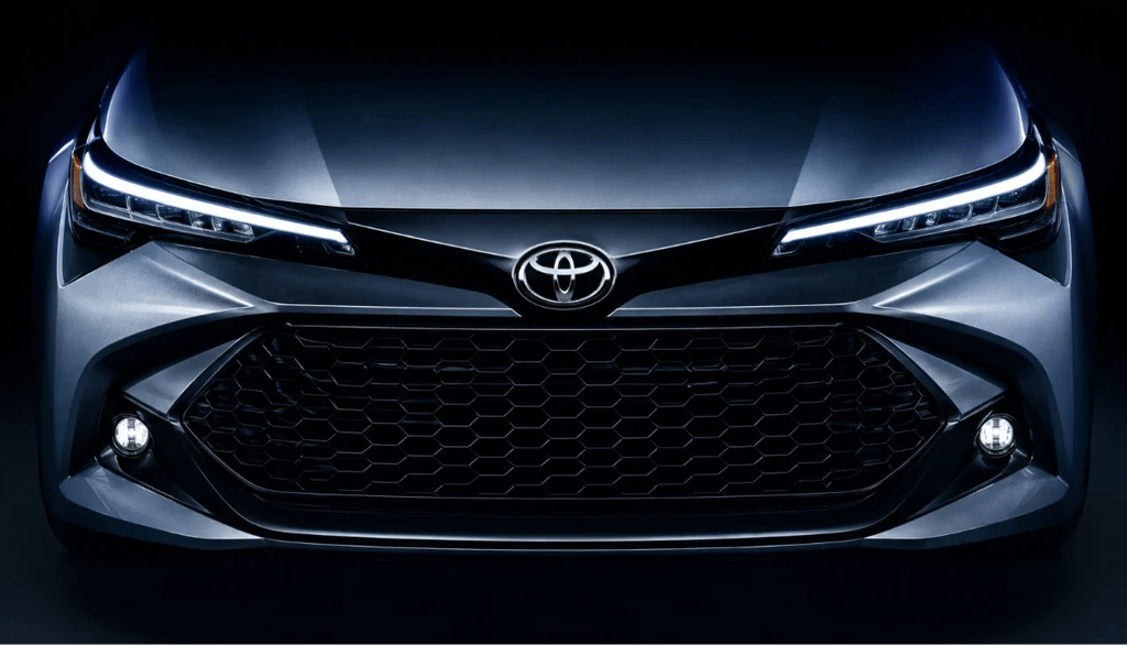 Frente do Toyota Corolla 2026 em iluminação escura com visual esportivo.