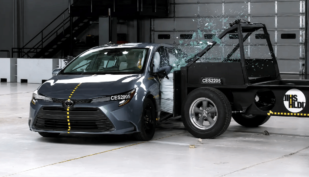 Toyota Corolla durante teste de impacto lateral em centro de segurança automotiva