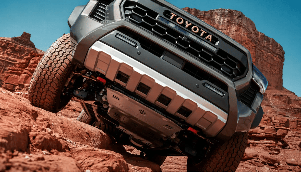 Picape Toyota enfrentando trilha rochosa em terreno off-road