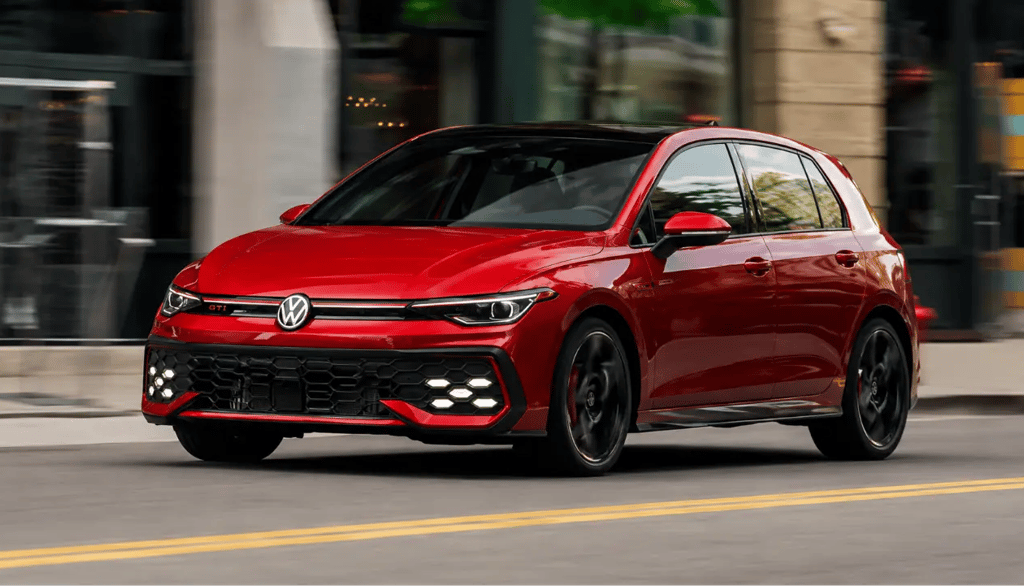Volkswagen Golf GTI 2026 vermelho em movimento em avenida urbana