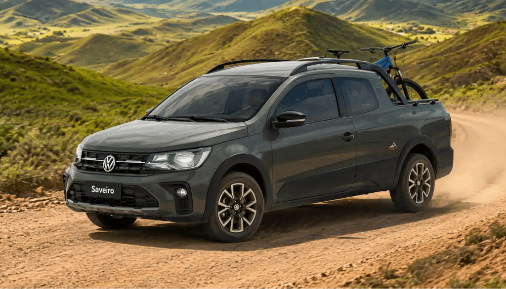 Volkswagen Saveiro em estrada de terra com bicicleta na caçamba