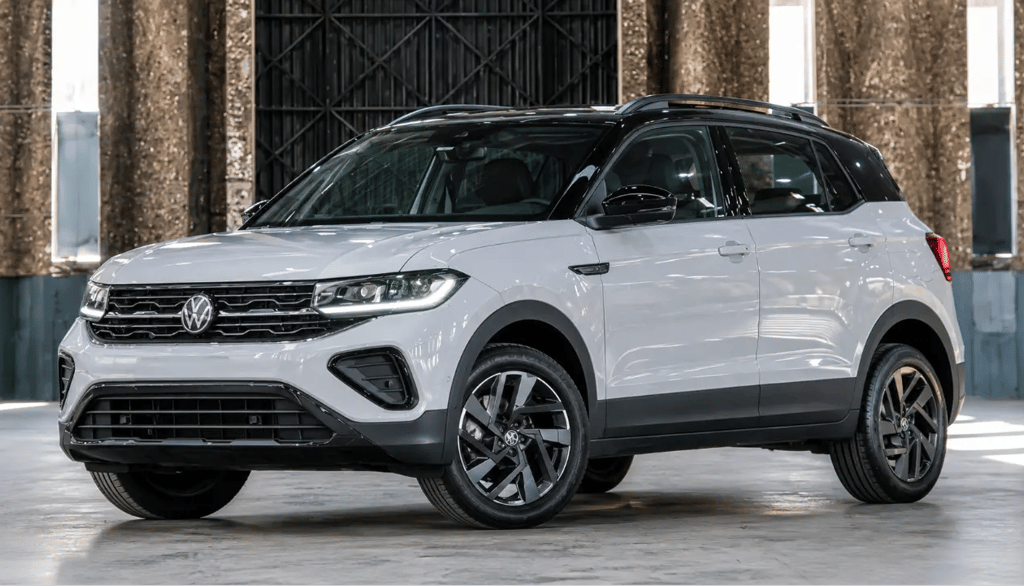 Volkswagen T-Cross Comfortline em showroom moderno com vista frontal três quartos