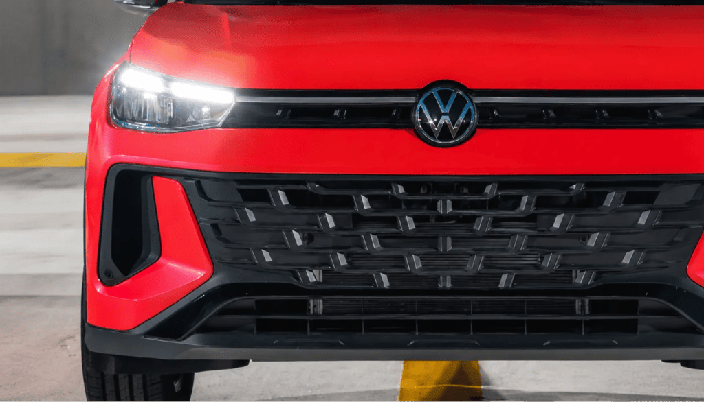 Volkswagen Tera vermelho visto de frente em garagem, sem placa dianteira