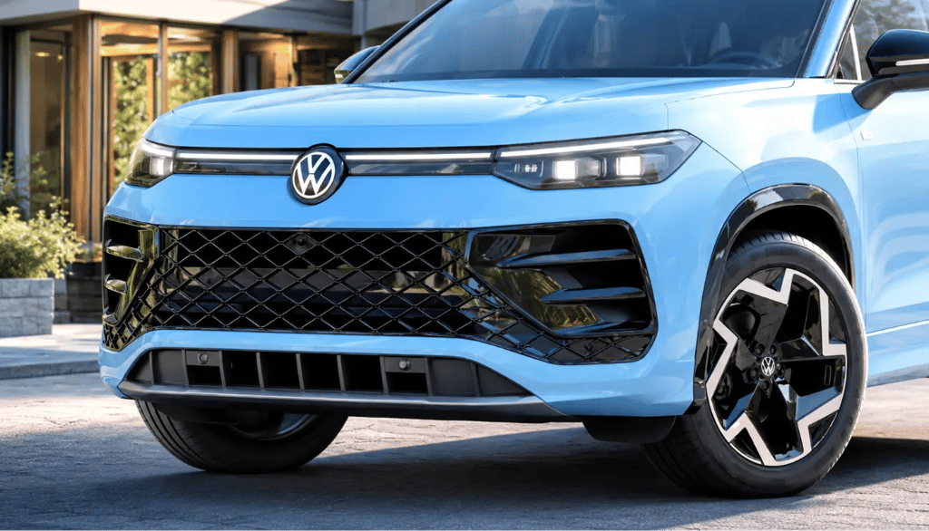 Volkswagen Tiguan azul com visual frontal destacado e iluminação mais clara.