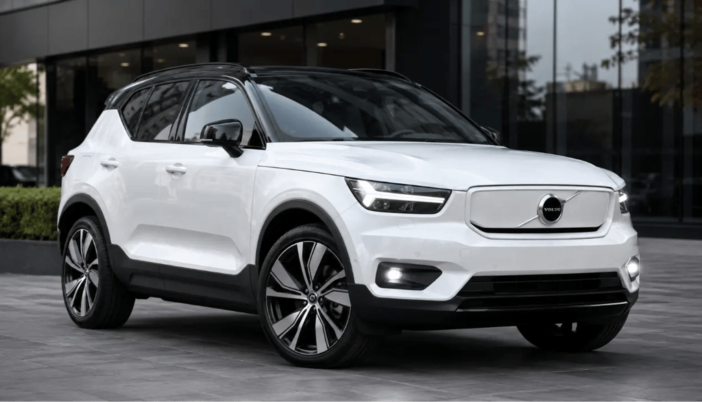 Volvo XC40 Recharge branco estacionado em frente a showroom urbano moderno