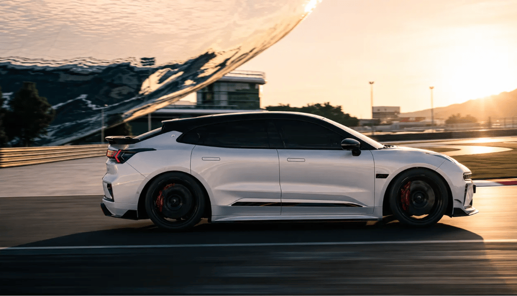 Zeekr 001 FR branco acelerando em pista ao pôr do sol