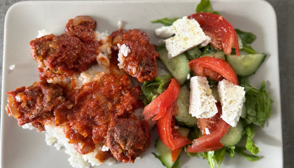 Pfefferminzöl-Soutsoukakia mit Reis und frischem Salat