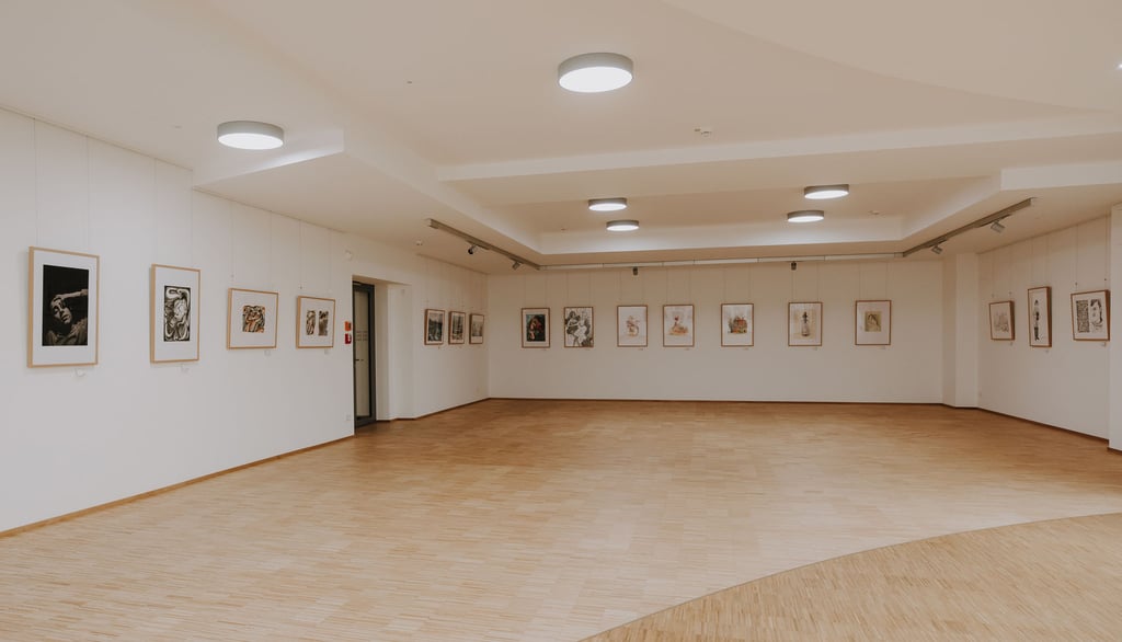 Ausstellungsraum mit gerahmten Bildern