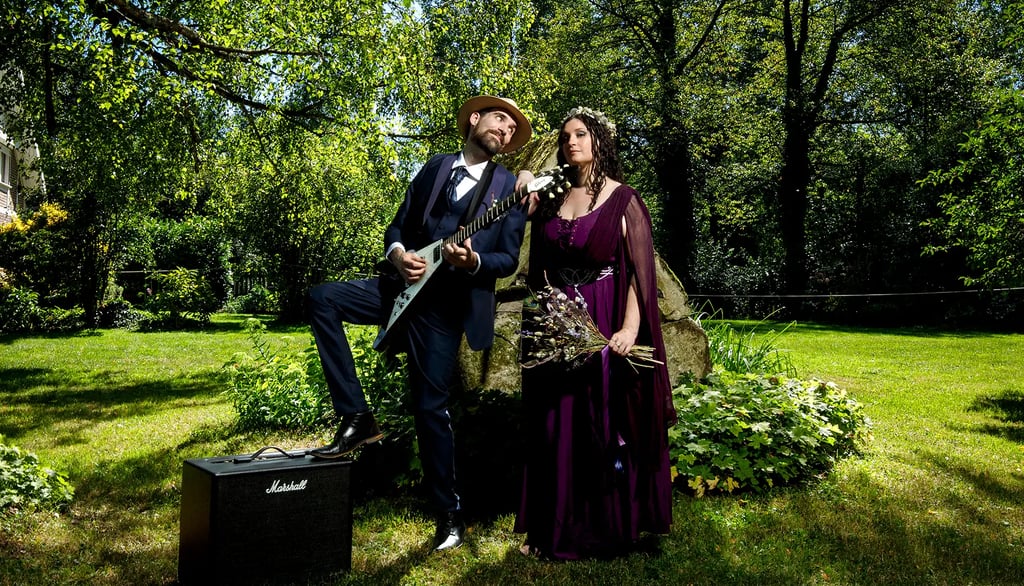 mariage amiens pose couple magique avec guitare electrique dans bois florent studio saint omer amien