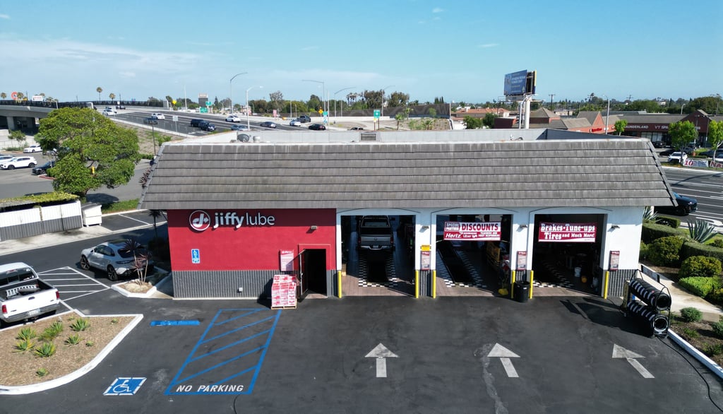 Picture of Jiffy Lube service center.