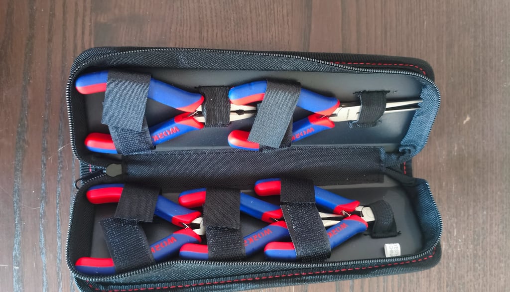 Conjunto de alicates de precisão S&R organizados em estojo de transporte com elásticos