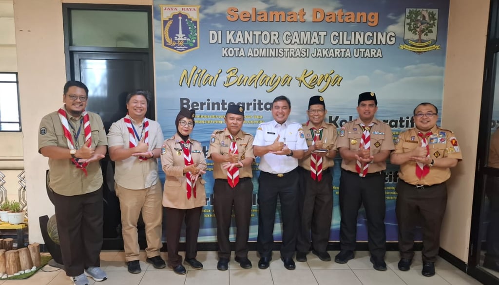 Drs. H. R. Budi Sulistiono, M.Si, (Ka Kwarcab), Kak Agung Tjahjo Kuntodi (Wakil Camat Cilincing)