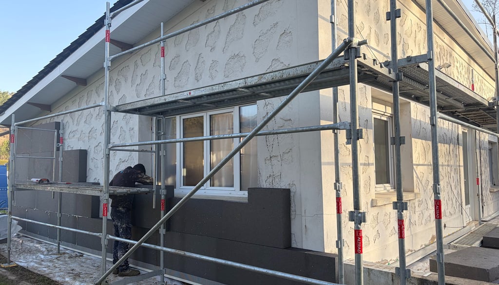 chantier en cours pose d'isolant thermique extérieur dans le 89 à saint julien du sault