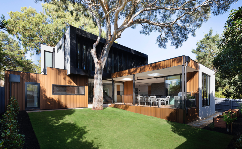 Casa moderna en el jardín con grandes árboles y césped verde empresa de limpieza Marbella Air